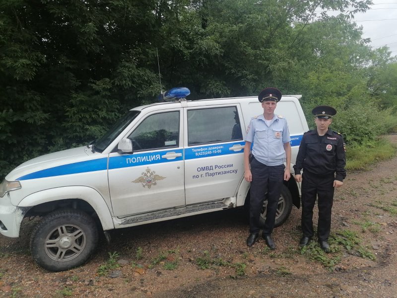 Сотрудники полиции в Партизанске нашли грибников, потерявшихся в лесном массиве